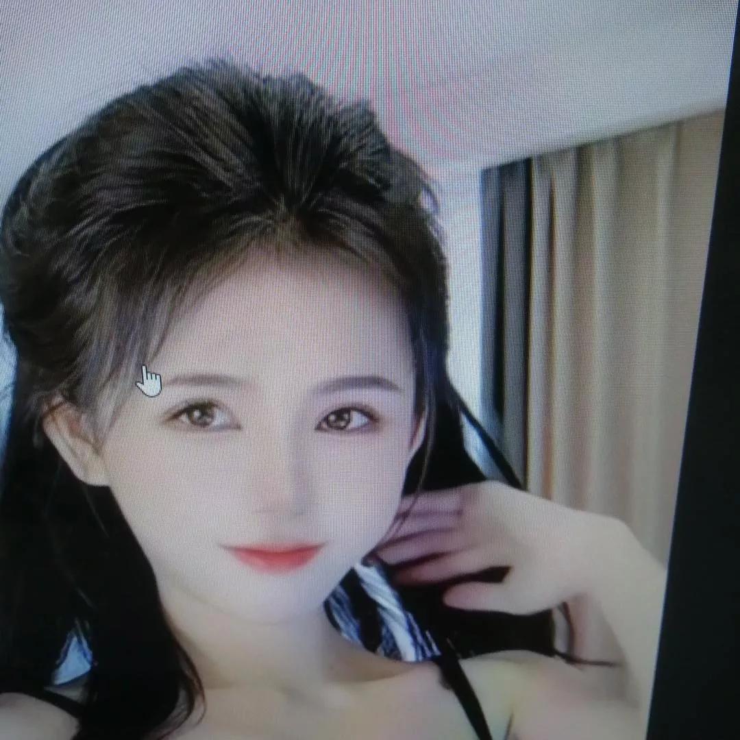 温柔的灯光下，少女微笑的瞬间少女感笑容少女感微笑女孩少女的笑容美少女的微笑