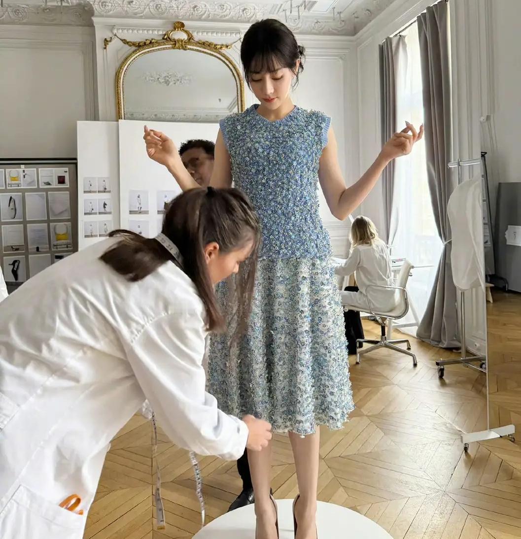 近日，迪丽热巴身穿迪奥（Dior）高定礼服亮相某盛典，惊艳全场，成为当晚的焦点。