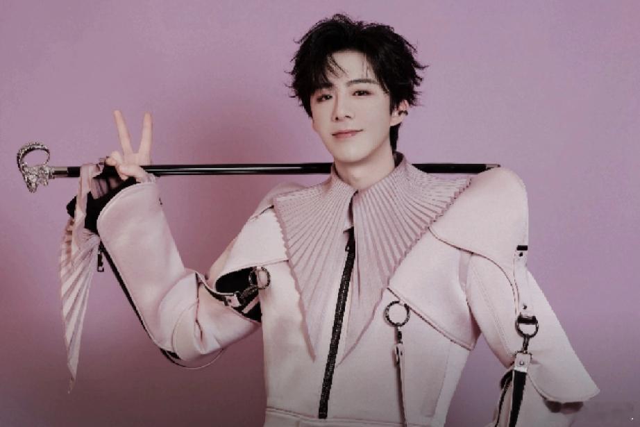 在直播领域，刘宇宁以其独特的才艺和亲和力吸引了众多粉丝。然而，他并非单纯地唱歌，