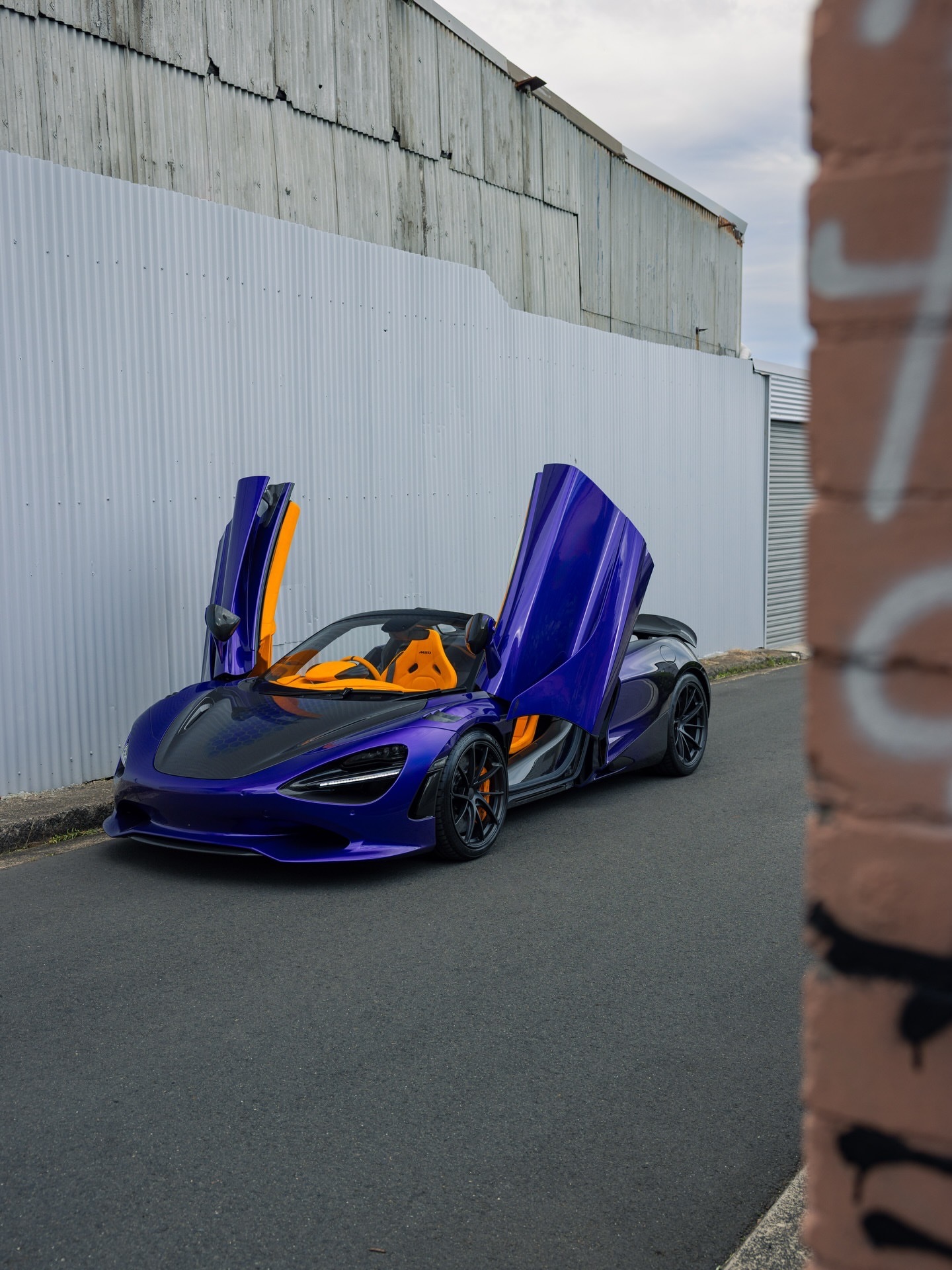 迈凯伦一份极其严肃的说明。MSO迈凯伦750SSpider，采用蓝塔纳紫渐