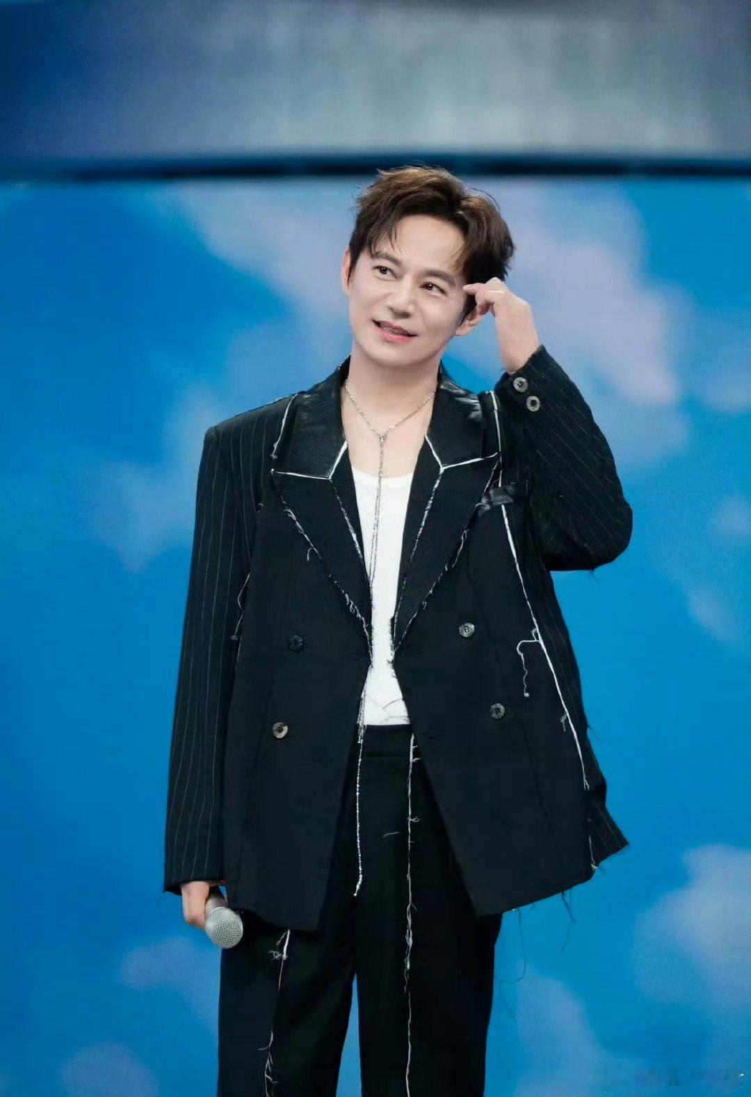 何炅说华晨宇最能扛事何炅盖章认证的“内娱最能扛事”！华晨宇从《歌手》舞台顶住争议