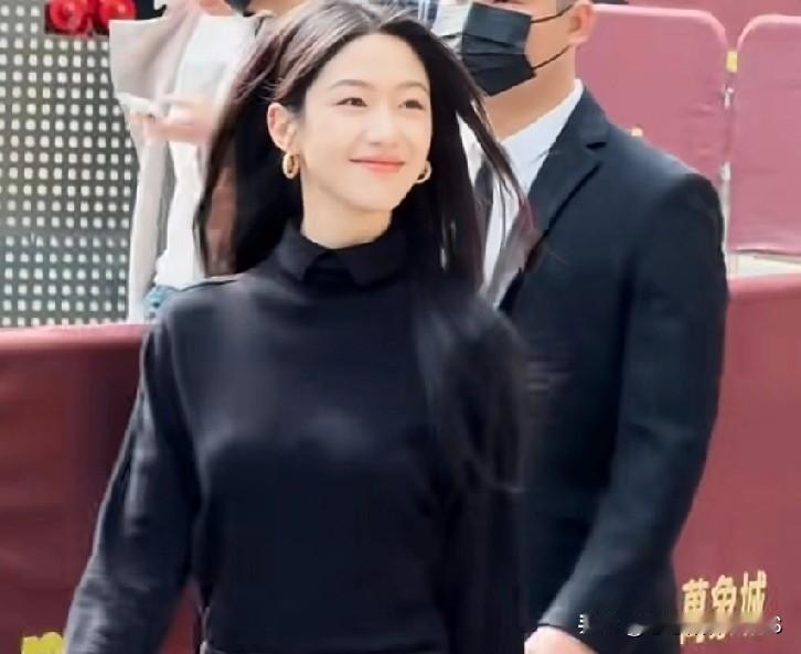 真是受不了那些说向涵之普的人！这姑娘多舒服耐看啊，一身简简单单的黑衣黑裤，穿在她