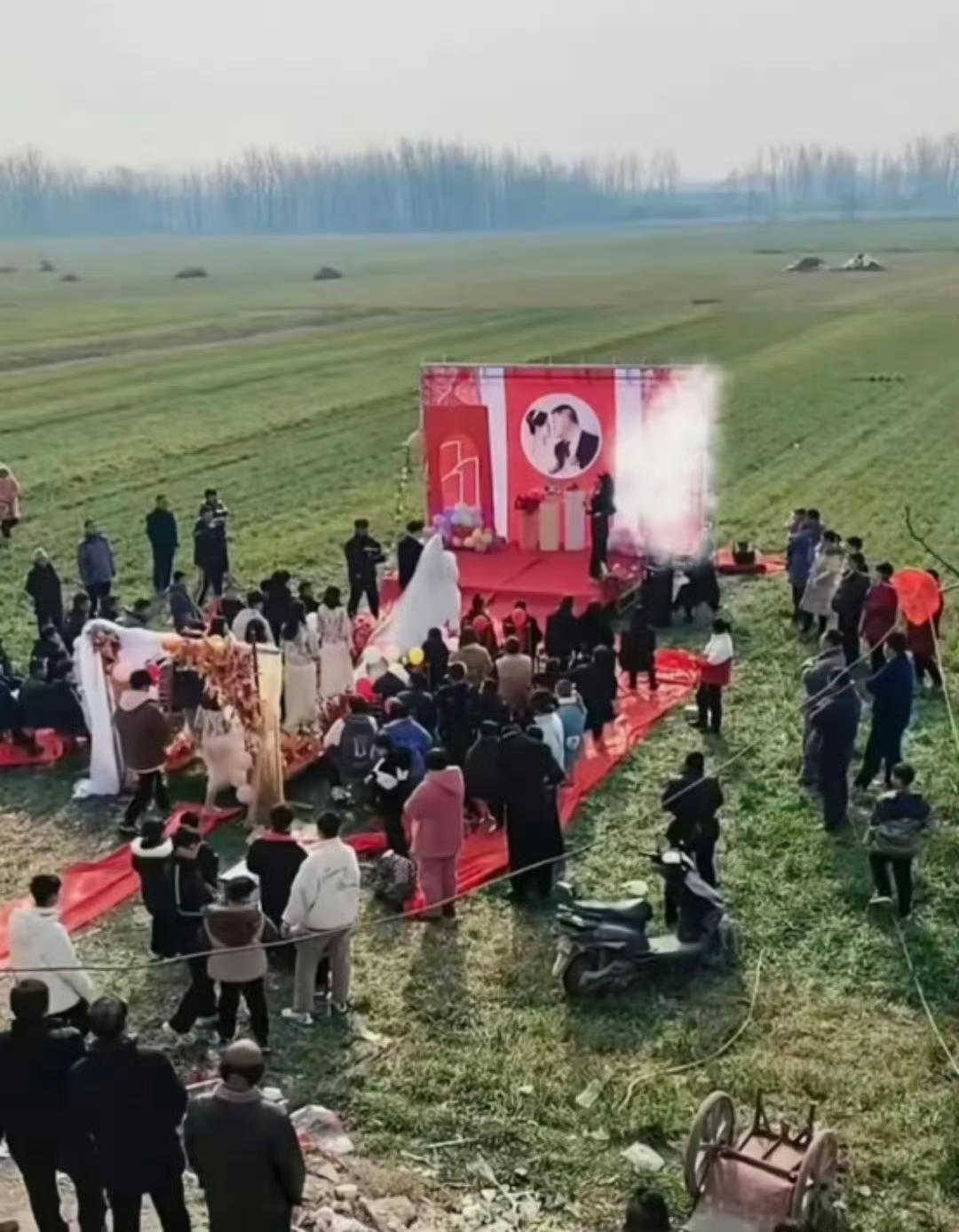 这就是大家心心念念的户外婚礼，婚礼在大地里举行，说是田园婚礼，热闹也挺隆重，但总