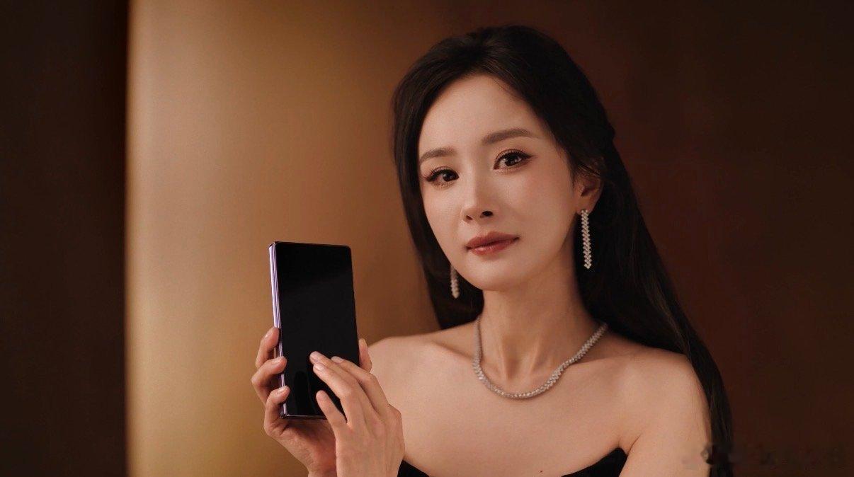 杨幂沉浸式ASMR开箱黑裙的哑光质感与红盒的光泽在镜头下交错，杨幂敲击盒面的声