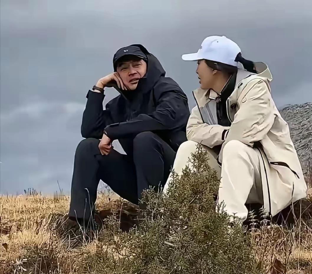各有家室还这么甜？田朴珺胡歌爬山对话，弹幕直接炸锅了田朴珺拉着胡歌挑战42