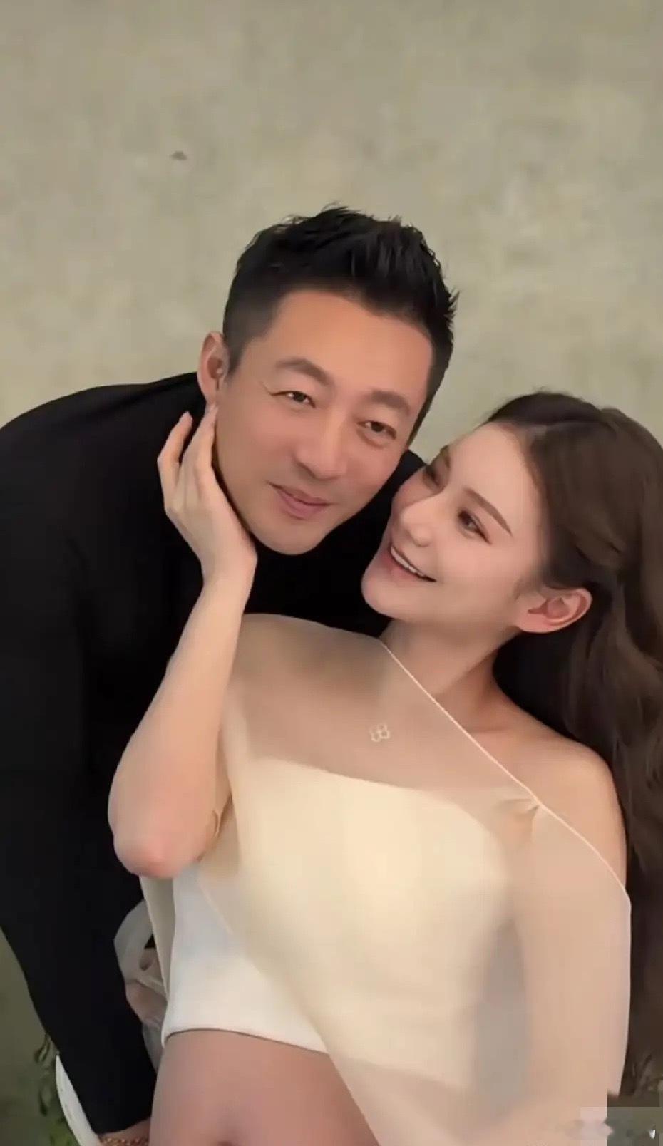 汪小菲和老婆小梅恩爱合体拍孕期照曝光，夫妻俩人越看越般配了。小梅孕晚期人只胖肚子