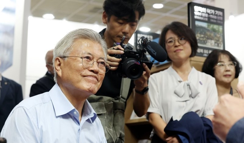 文在寅审判风波：法院为啥不让换地方？文在寅前总统摊上事儿
