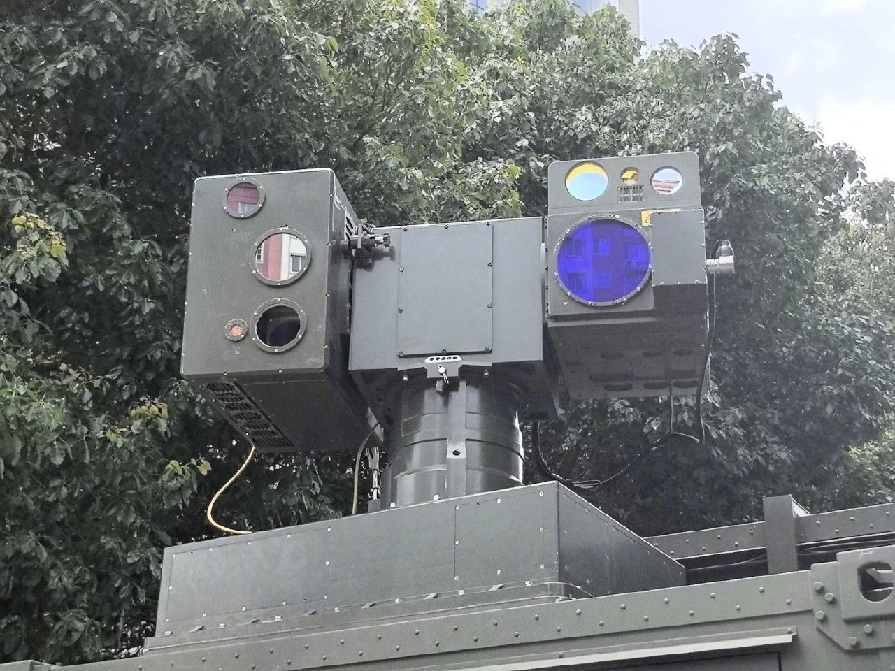我对激光武器是外行，6月份被中国电科邀请参加了在南京举办的低空经济大会，这才知道
