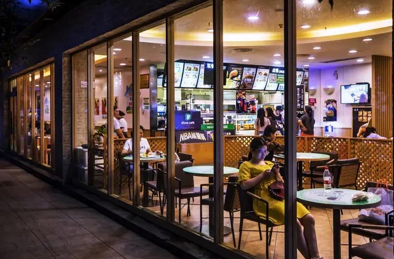 捡破烂的一位大爷，因饥肠辘辘，走进了一家快餐店，伸手向用餐的顾客讨吃的，这一幕让