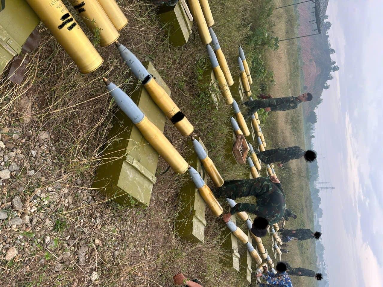 越南人民军的“OF-412”坦克兵正在实弹射击演习前准备100毫米高爆破片炮弹。