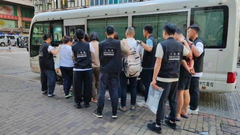 香港入境处这波打击黑工行动真是大快人心！10月2日到9日，全港多区开展反非法劳工