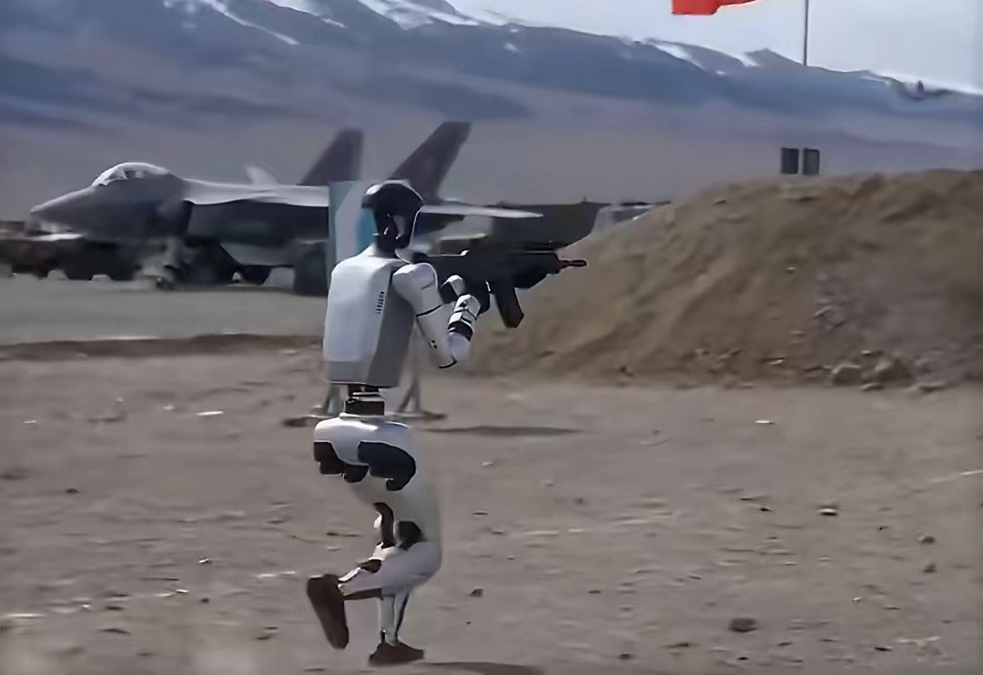 机器人要是真扛着枪跑起来，那场面可太颠覆了。不过真到了战场上，无人机扔炸弹，机器