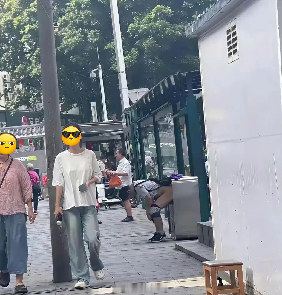 哥们是真憋不住了，总好过直接拉在地上[笑着哭]​​​
