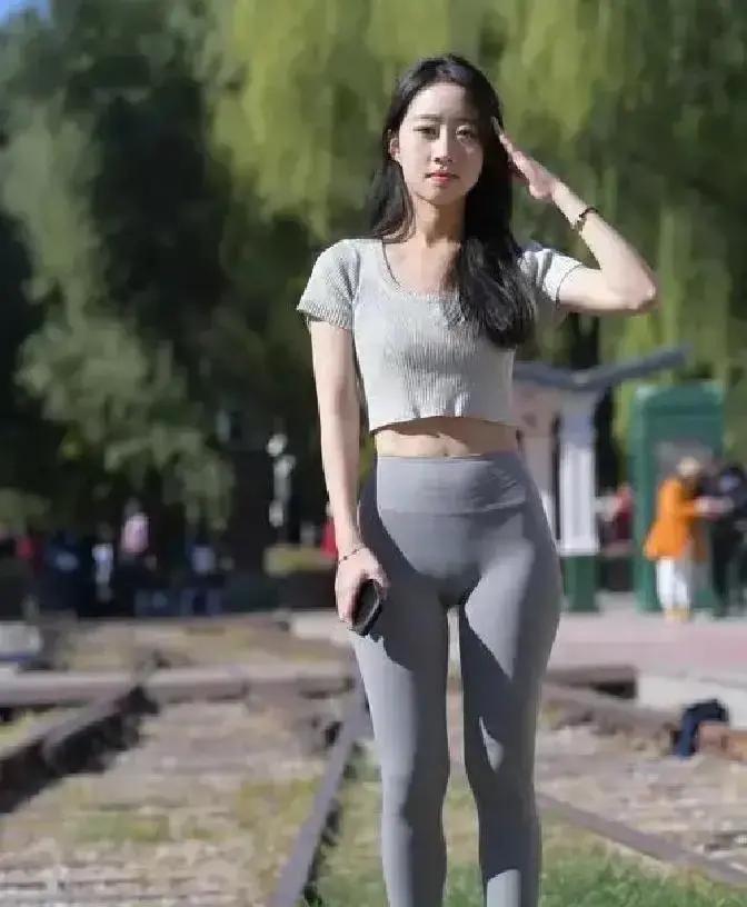 105亿背后，一条裤子撕裂中国Lululemon刚放榜，女士瑜伽裤单卖63