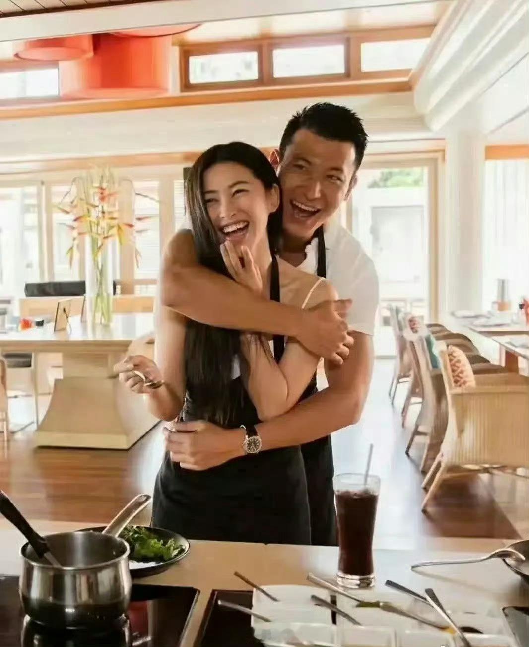 第一次见朱珠的老公，不得不说，长得真帅啊，很配朱珠了