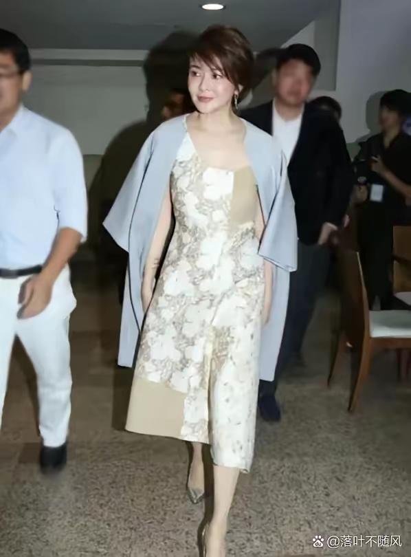 哇塞，在北京遇到63岁的关之琳，这体验简直绝了！从描述来看，关之琳状态好到离谱。