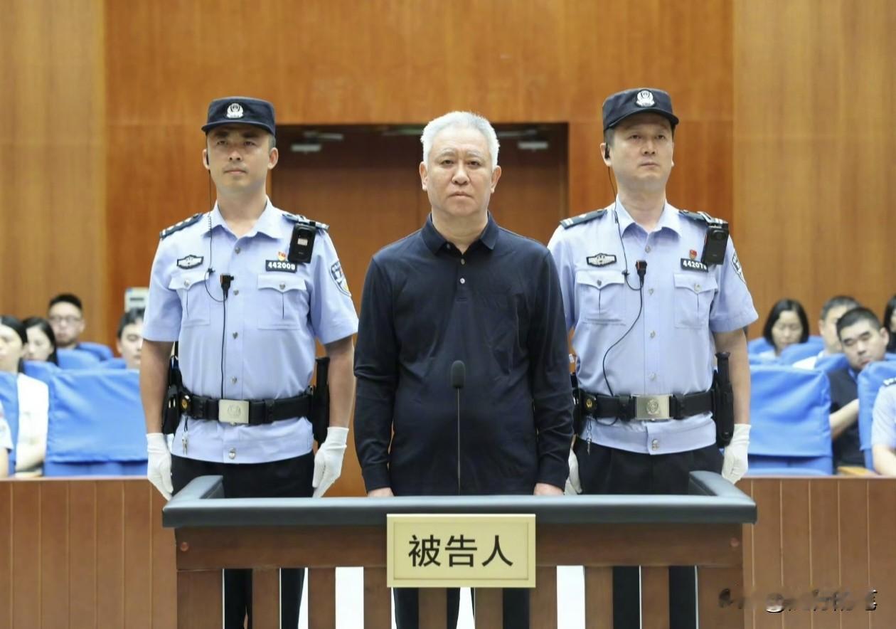许家印许久不见，头发白了不奇怪，毕竟年纪摆在这，令人没想到的是，这体态还行啊，不