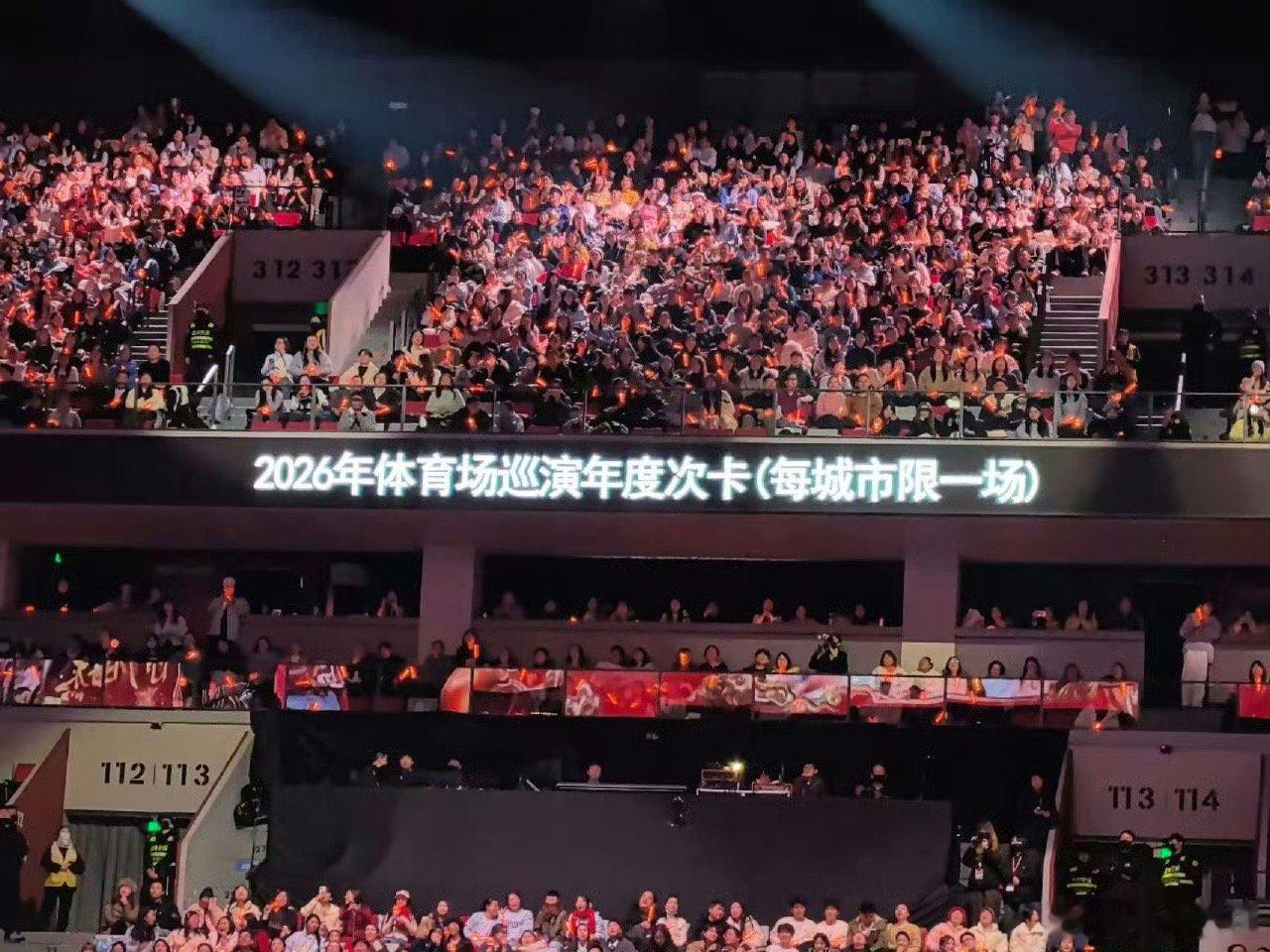 张杰演唱会有常驻观众了张杰重新定义“粉丝福利”！当别人还在为抢到一张票欢呼时，