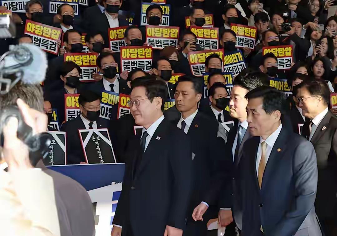 韩国总统李在明这时候遇到了国民力量党前所未有的政治压力，他们采取了一种拒绝入会和