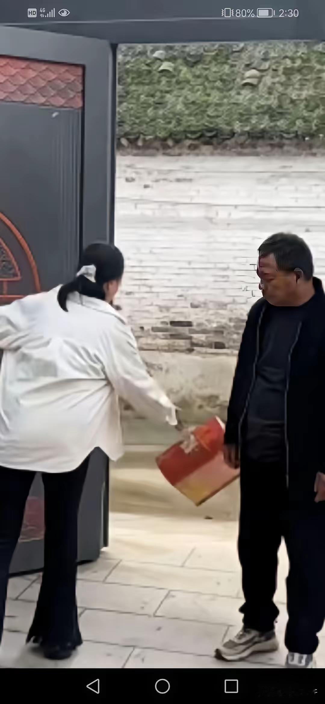 拆迁款180万全给儿子，女儿借5万被拒！4年后父亲登门，女儿摔了礼物：找你儿子养