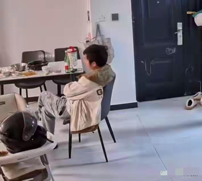 妻子晕倒丈夫冷眼旁观后续：已离婚，带走4个娃，大女儿处境堪忧女子为丈夫生了五