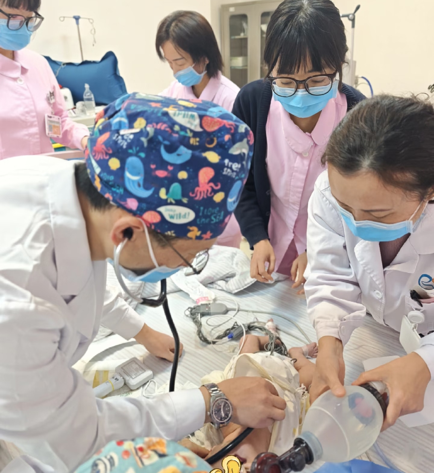浙江一家医院急诊产房，一名孕妇紧急分娩，孩子刚落地，产房瞬间陷入死寂。是个男宝宝，闭着双眼，小脸软软