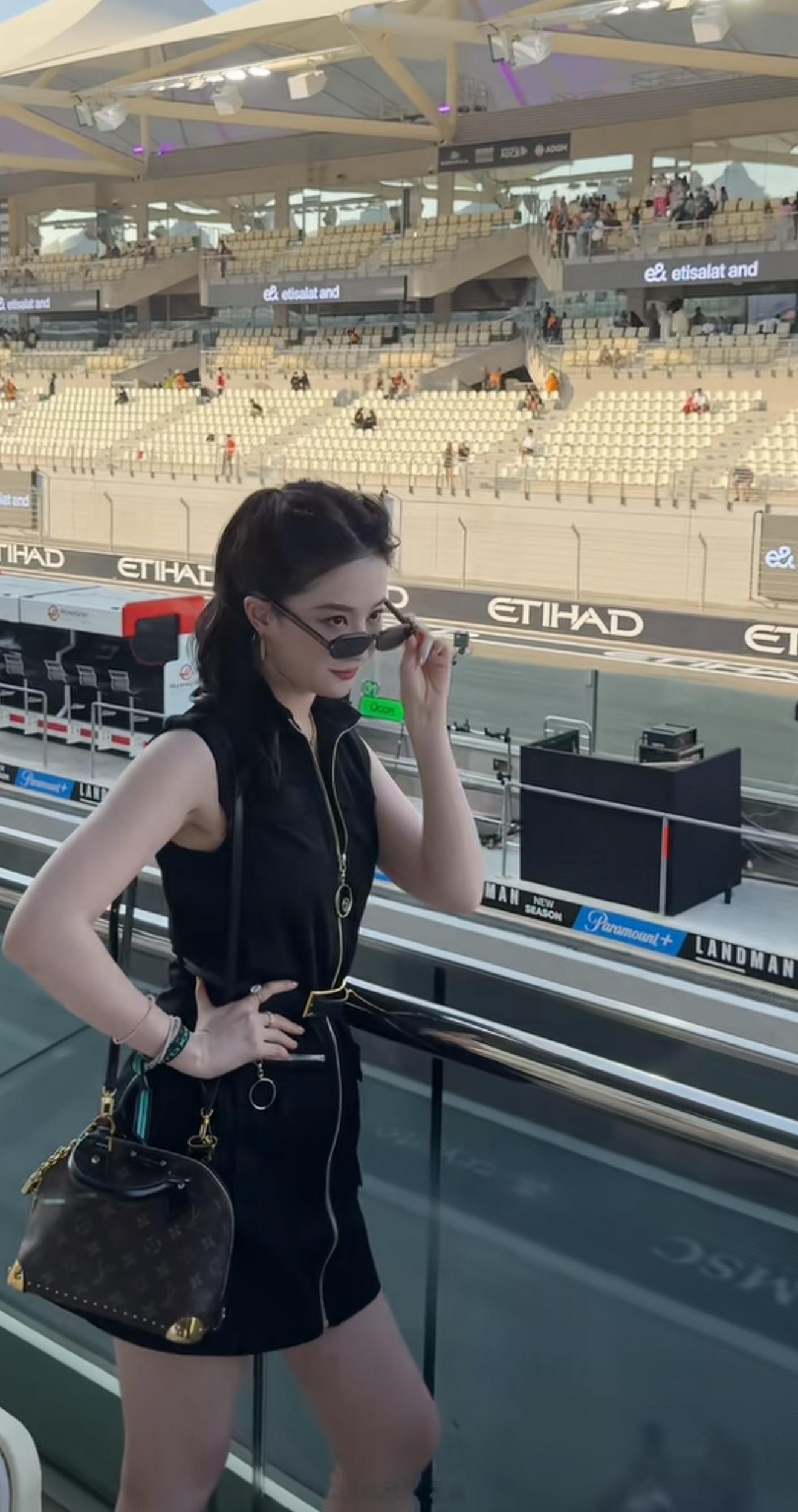 刘亦菲阿布扎比观赛F1看到神仙姐姐又去阿布扎比了去年此刻也在亚斯码头赛道看过绝