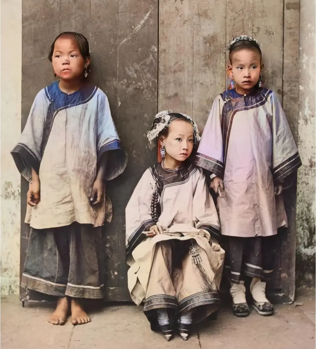 清末三个不同命运女孩的合影