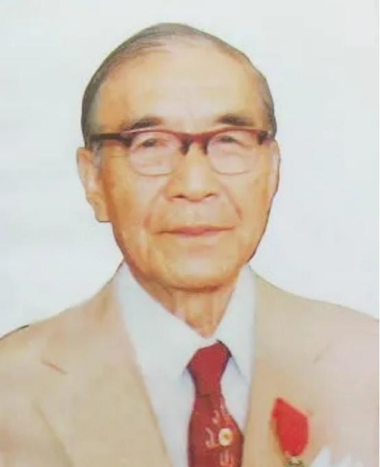 🌞有天，85岁的邝安堃喝迷糊了，把家里23岁的小保姆当成了自己老婆，抱着说