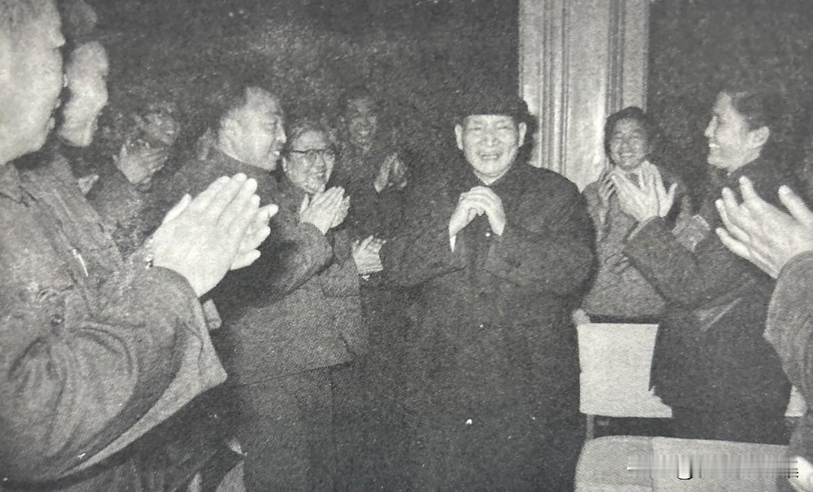 1981年2月24日，陈云在北京向教师们祝贺春节。此时陈云已经77岁高龄，但他在