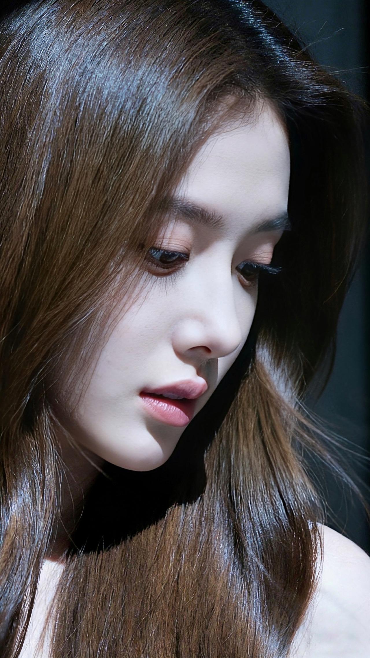 九帧同绘乌发白衫仙。乌发如绸缎垂落泛柔光，睫若蝶翼眸藏星，粉唇似樱绽温柔。白衫胜