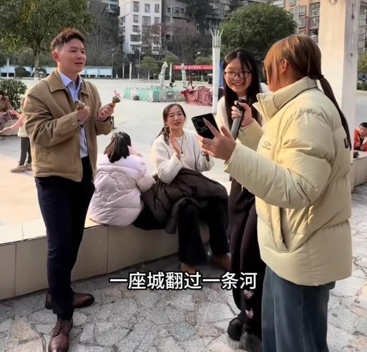 许健华还在公园里拍手，谢浩男的亲爹谢昌海却已经摆了认亲宴。这个反差，太刺眼了。