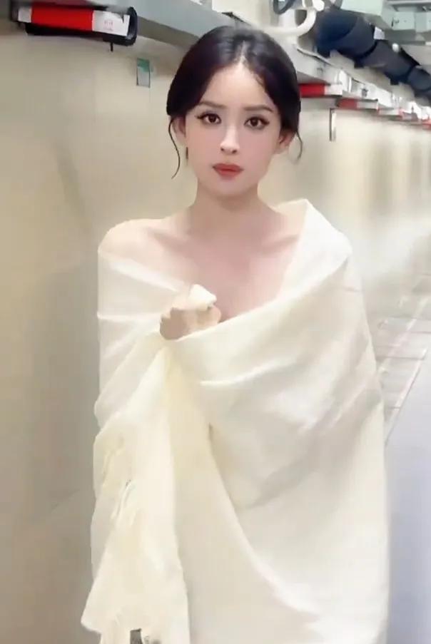 不得不说，娜扎真是裹着床单都好看呀!即便随手抓拍的高糊路透图，也藏不住那张