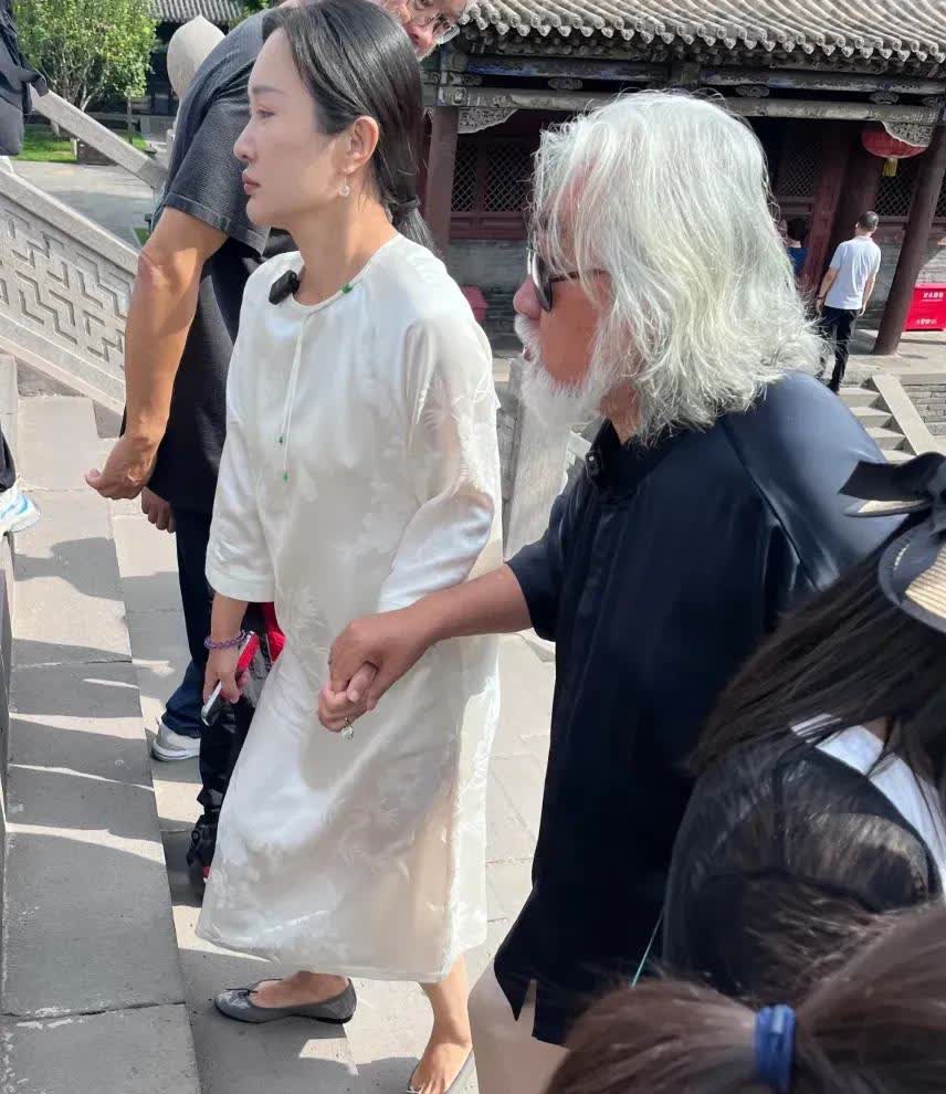 今天张纪中夫妇继续在大同旅游，去了华严寺！不知道是杜星霖累的，还是上台阶让张
