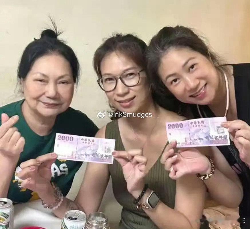 #大S忌日后S妈首露面#小S在伦敦露面了，小玥儿在北京露面了，S妈在台湾露面了，就差具俊晔了。​