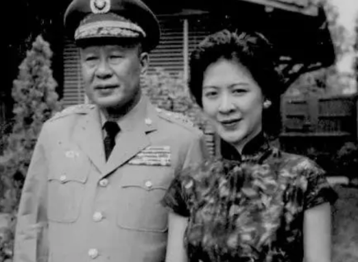 37岁的白崇禧晚饭后无聊，就叫来副官，让其陪自己下棋。副官很知趣，把自己漂亮的