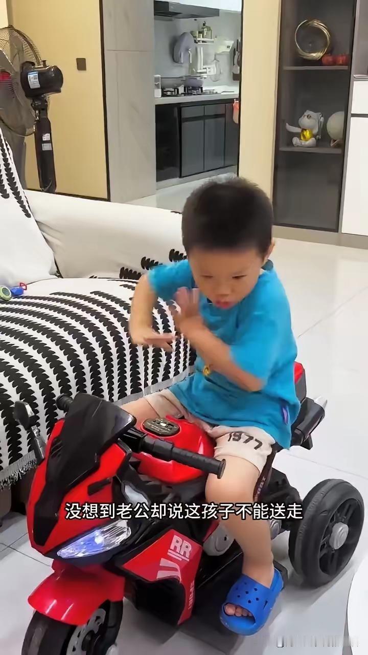 刚刷到一个揪心又暖心的故事，女子不能生育，婆婆帮忙领养了个小男孩，可三年后女子怀