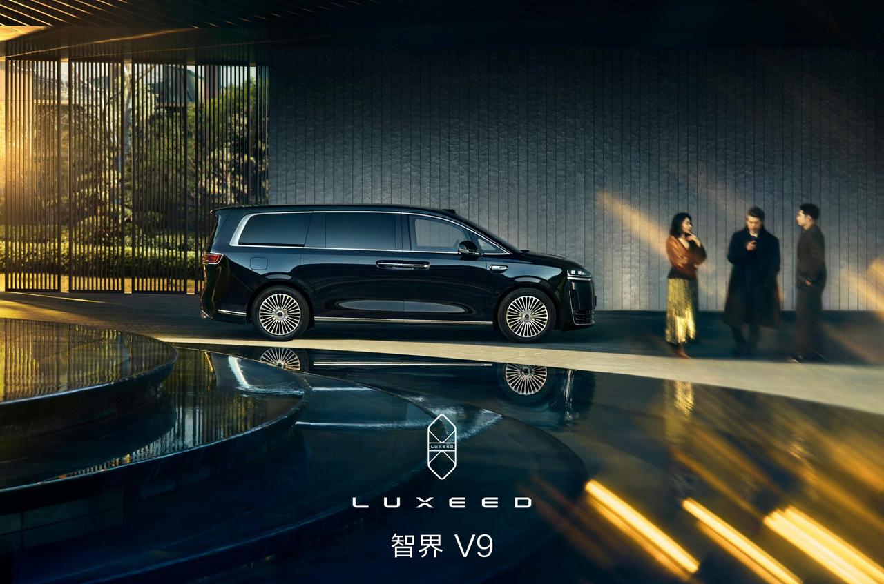 智界V9这科技配置简直“卷”到没朋友，896线激光雷达，连侧门都有智能光毯，仪式