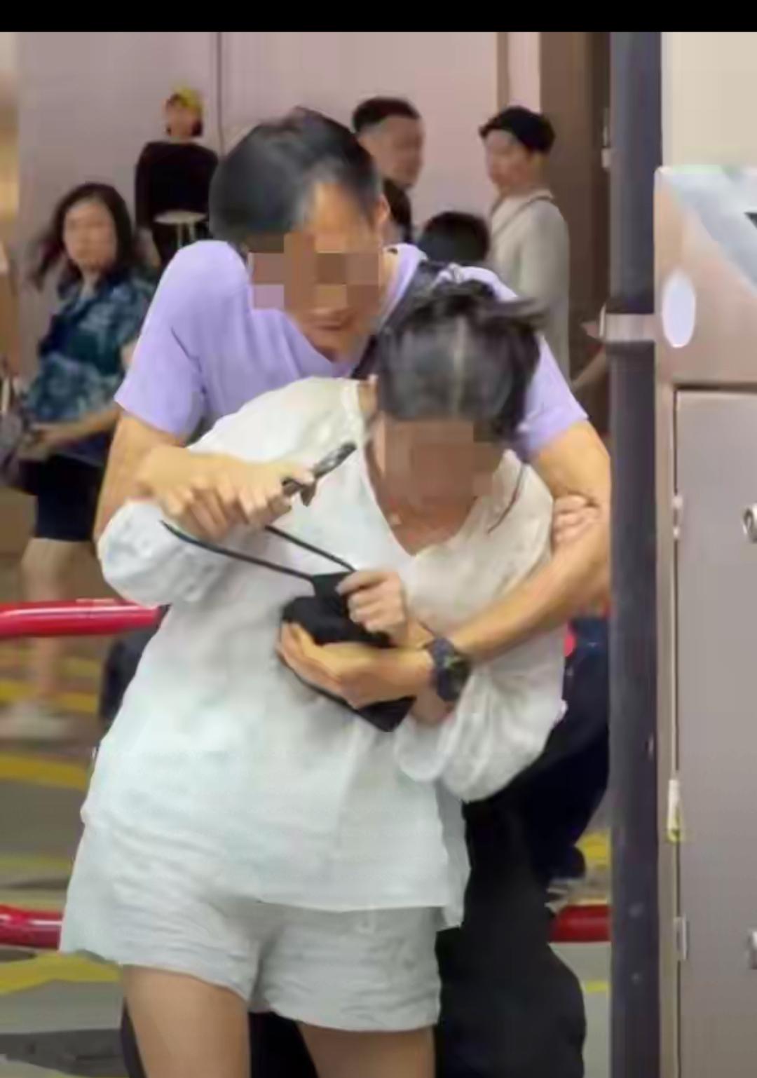 男子在香港街头当众强行“抱走”内地女子当他女友！幸好多人助她逃出生天！网友炸锅：