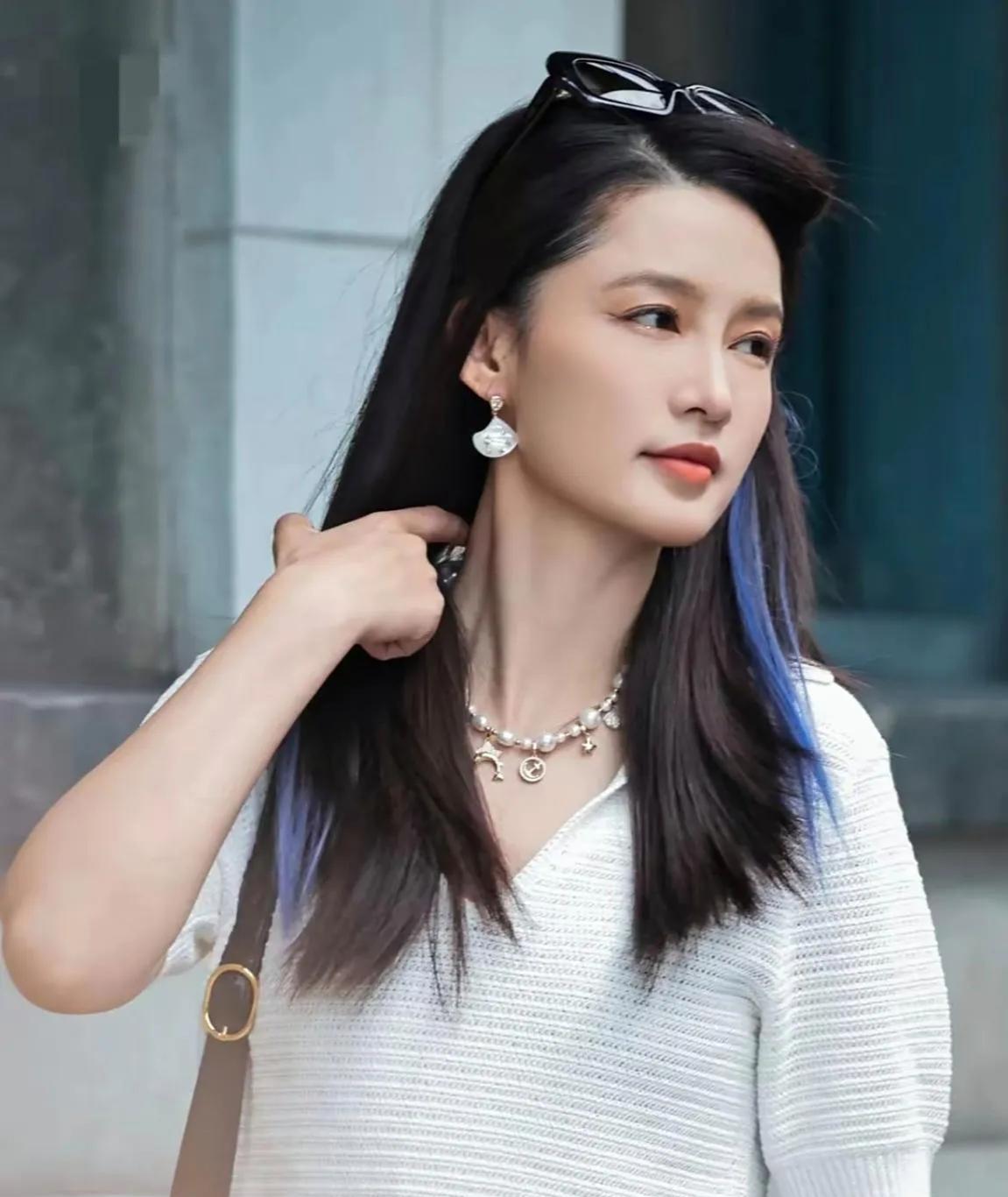 李沁长得好看，穿衣时髦，与众不同的新意高级感李沁白到发光，白针织+钩针渔夫帽，