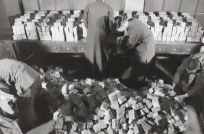 1948年冬天，国民党兵败如山倒，老蒋干了一件事：半夜派人把国库里200万两黄金