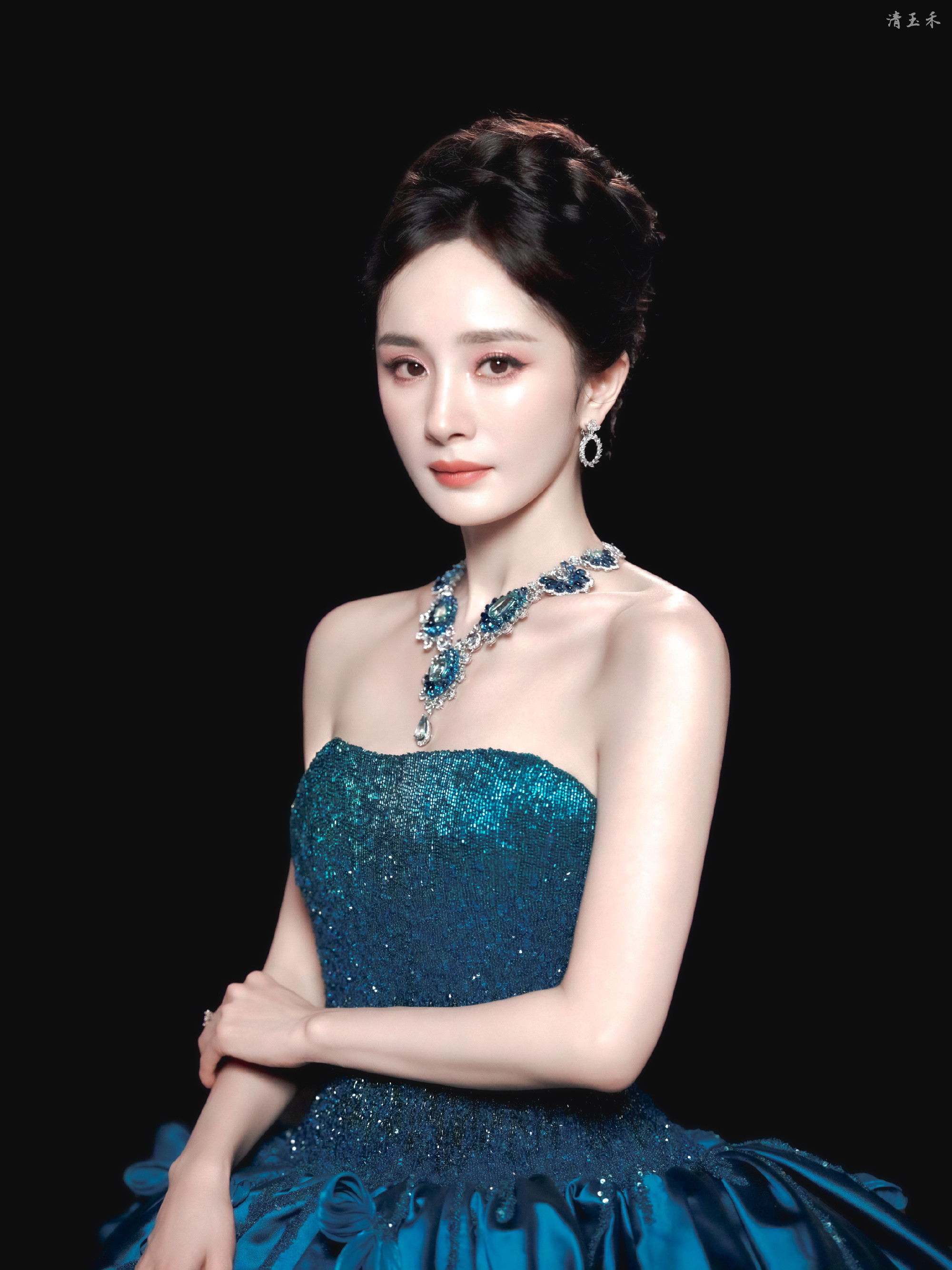 杨幂明眸如星，笑靥生花，美得惊艳时光，魅力无限绽放。