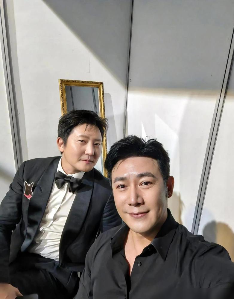 陆毅和郭京飞是连襟关系。二人的妻子鲍蕾和鲍莉是亲姐妹。其实仔细看这两位的履历