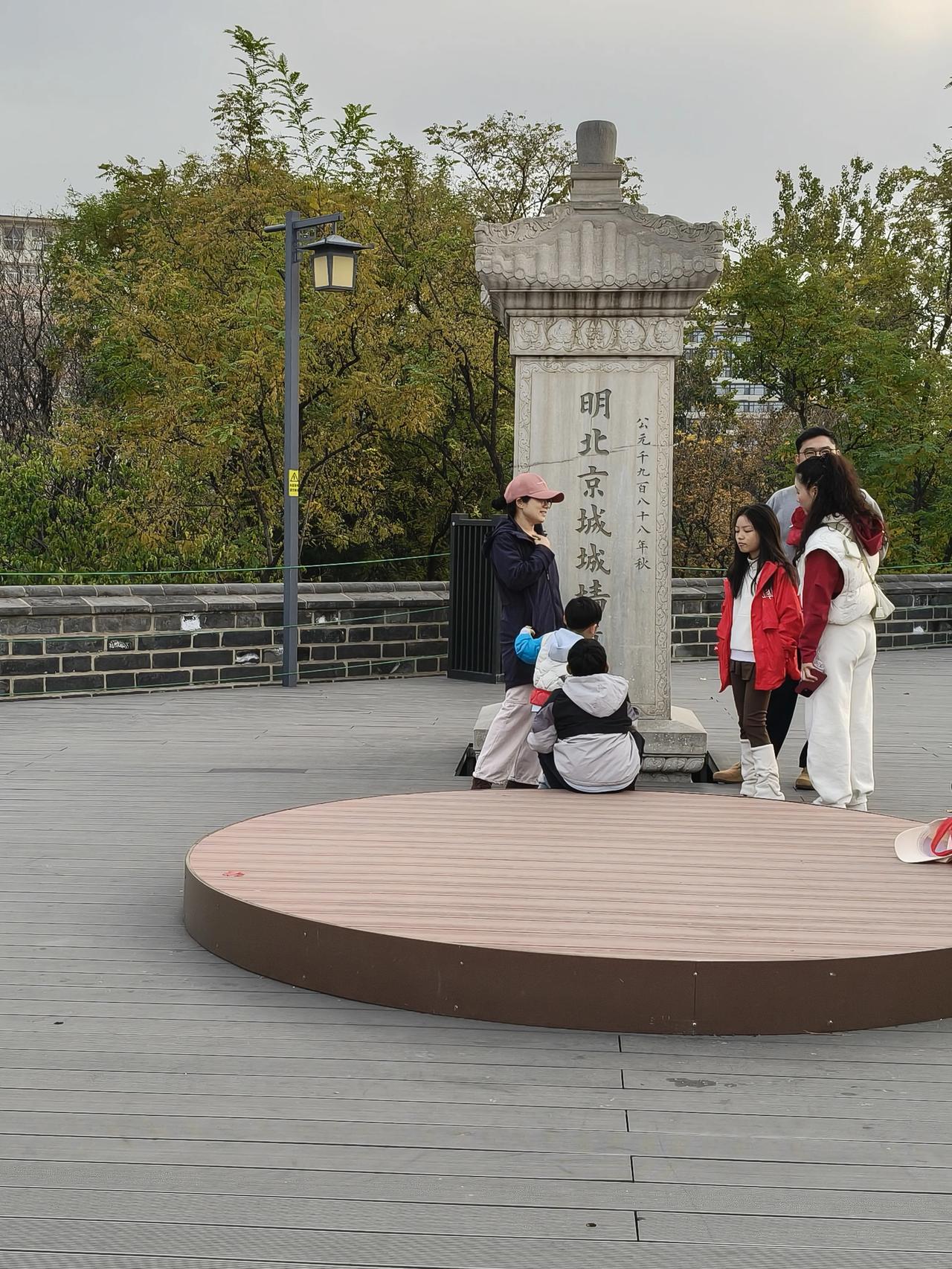 西便门附近的名北京。城城墙遗址！今天坐395路车来到明长城公园。有幸看到了明代