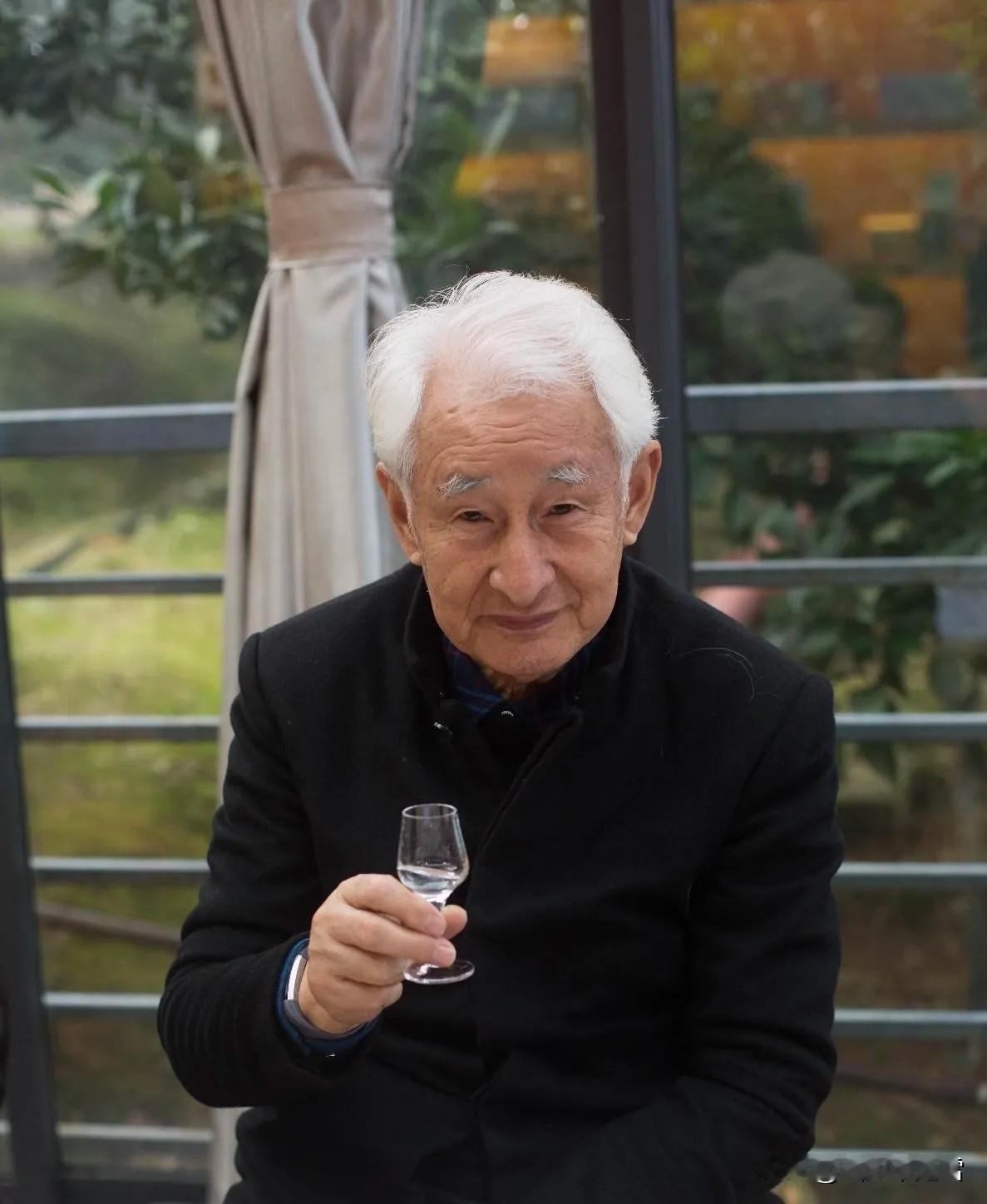 世界上喝茅台最多的人叫季克良。他在茅台工作50年，喝掉2吨多茅台，凭借“最贵