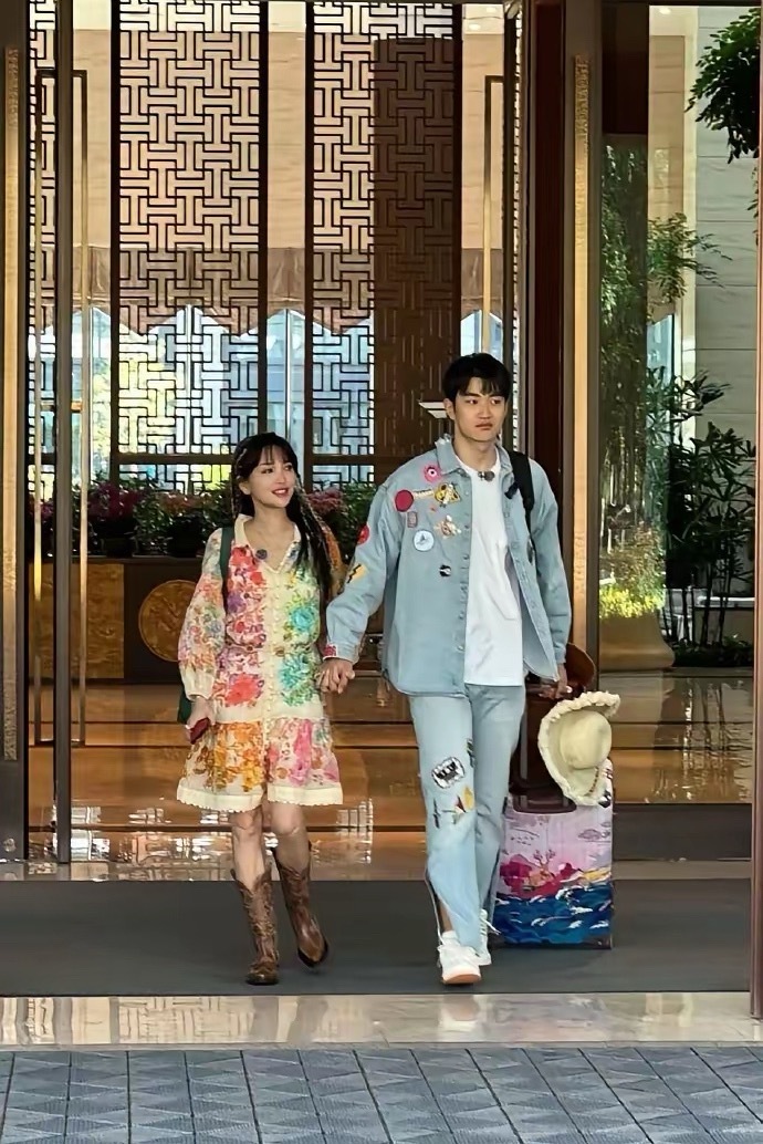 演员金莎和小19岁男友同框撒糖，夜色下的自拍甜度拉满，姐弟恋也太好磕了吧！