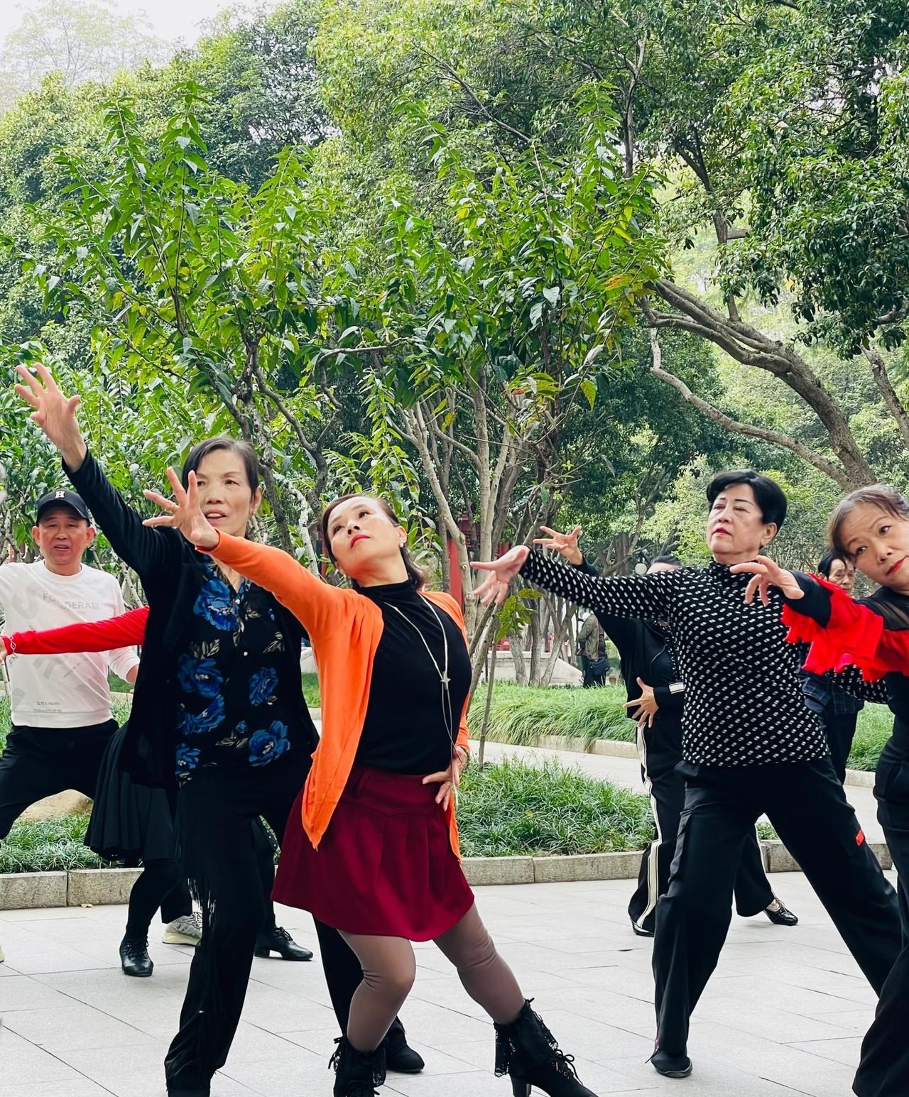 我老婆五年前从金融系统退休，退休金有一万多，按理说，完全可以在家享福了，可她闲不