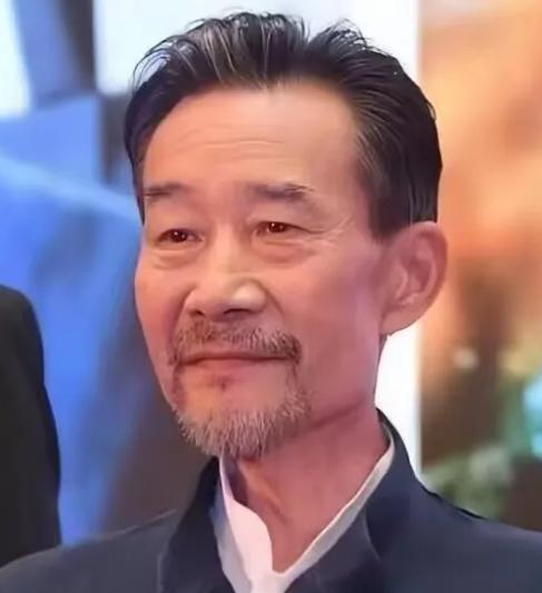 李雪健已经听不见了。妻子于海丹在采访中透露，72岁的他双耳彻底失聪，日常交流依靠