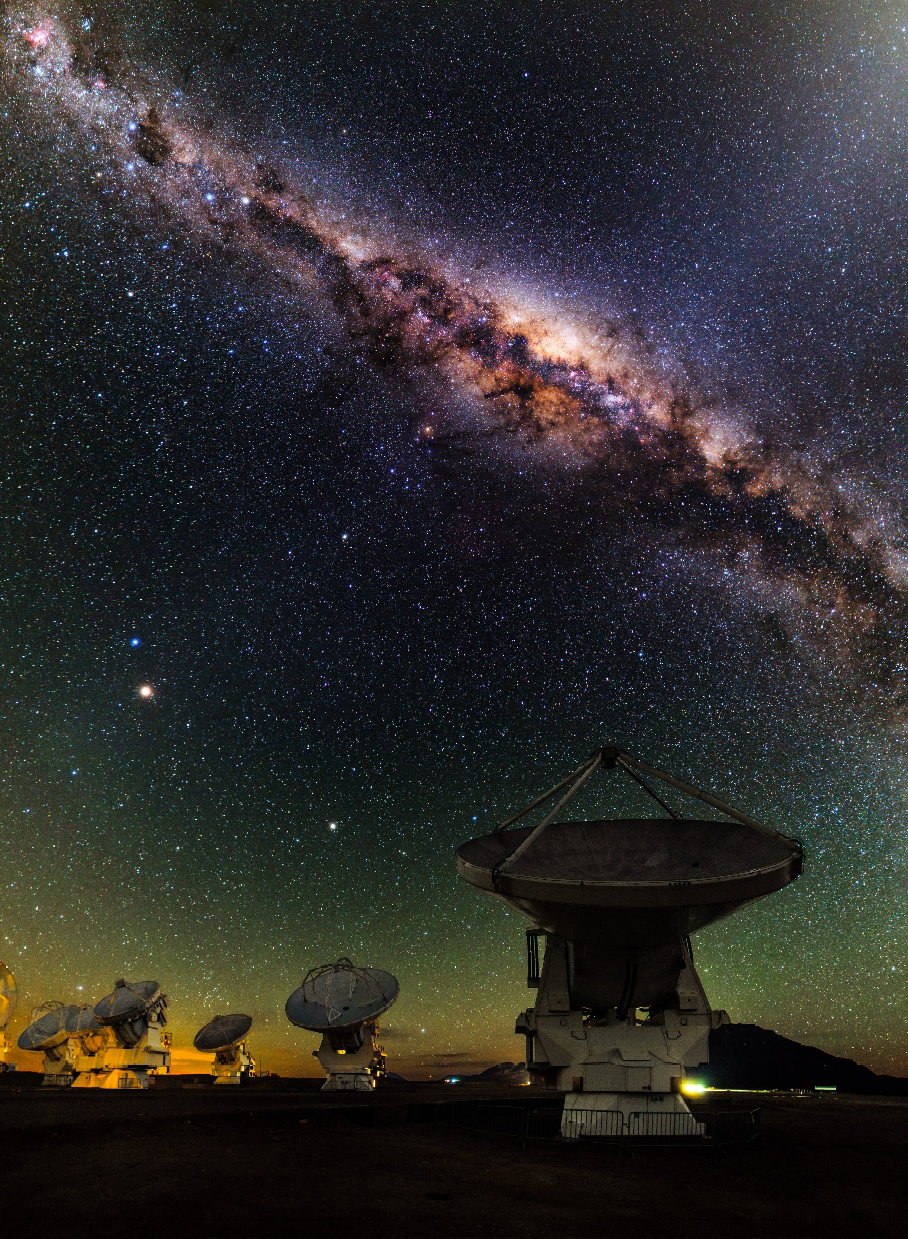 阿塔卡马沙漠的银河、火星、土星和黄道光