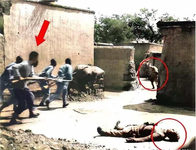 让我们瞧瞧那最解气的老照片，八路军正追击日本鬼子，其中一个已被打倒在地，另一个日